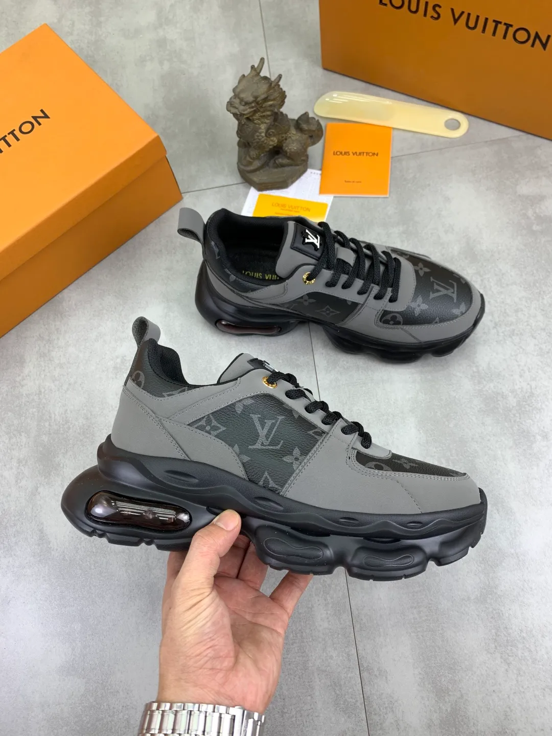 Men's men's shoes💰P440💰[New model]🆘[Louis Vuitton] LV official website latest model🎁casual and fashionable men's shoes👟hot style💥simple and elegant style, exclusive for trendy men. Unique official website latest brand elements👑original decoration, fashionable and generous, the fabric is made of original calfskin➕comfortable and breathable mesh lining➕pig skin lining ✅The official website specifies wear-resistant casual outsole, the classic model is taken in real life🎬Color: 5️⃣colors available😍Number of codes: 38-44 (45 46 customized)
